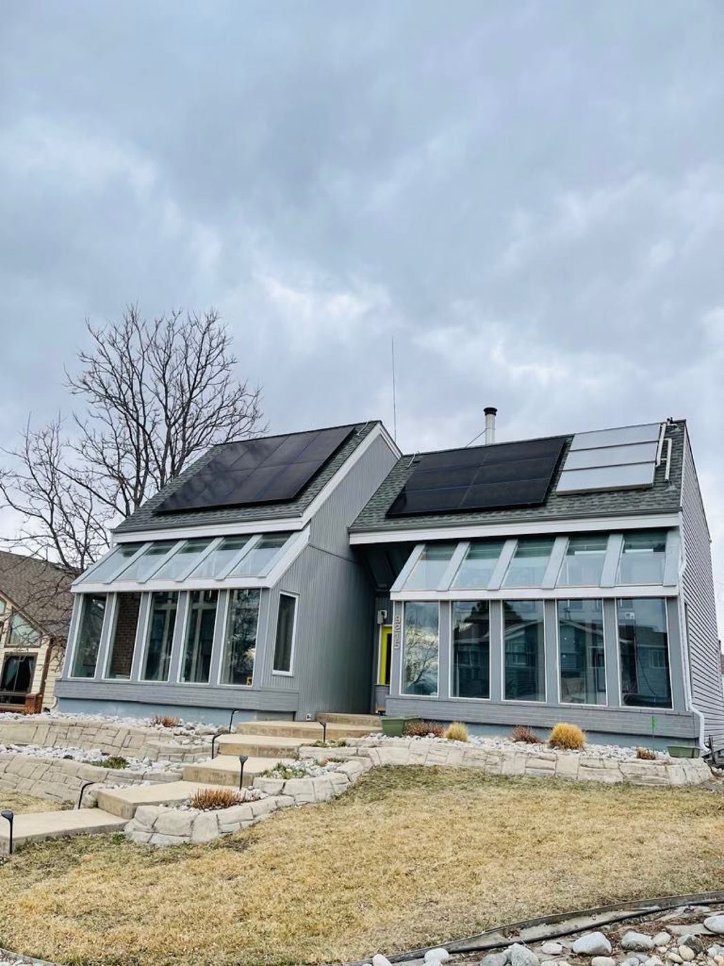 Home with rooftop solar panels serviced by Positivo Solar Services